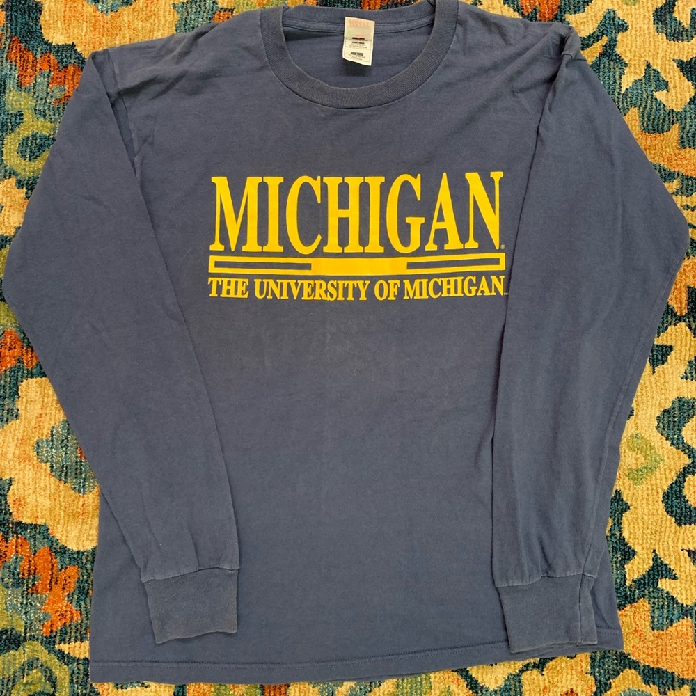 University of Michigan Wolverines

Long Sleeve Vintage look

Size L-Large shirt